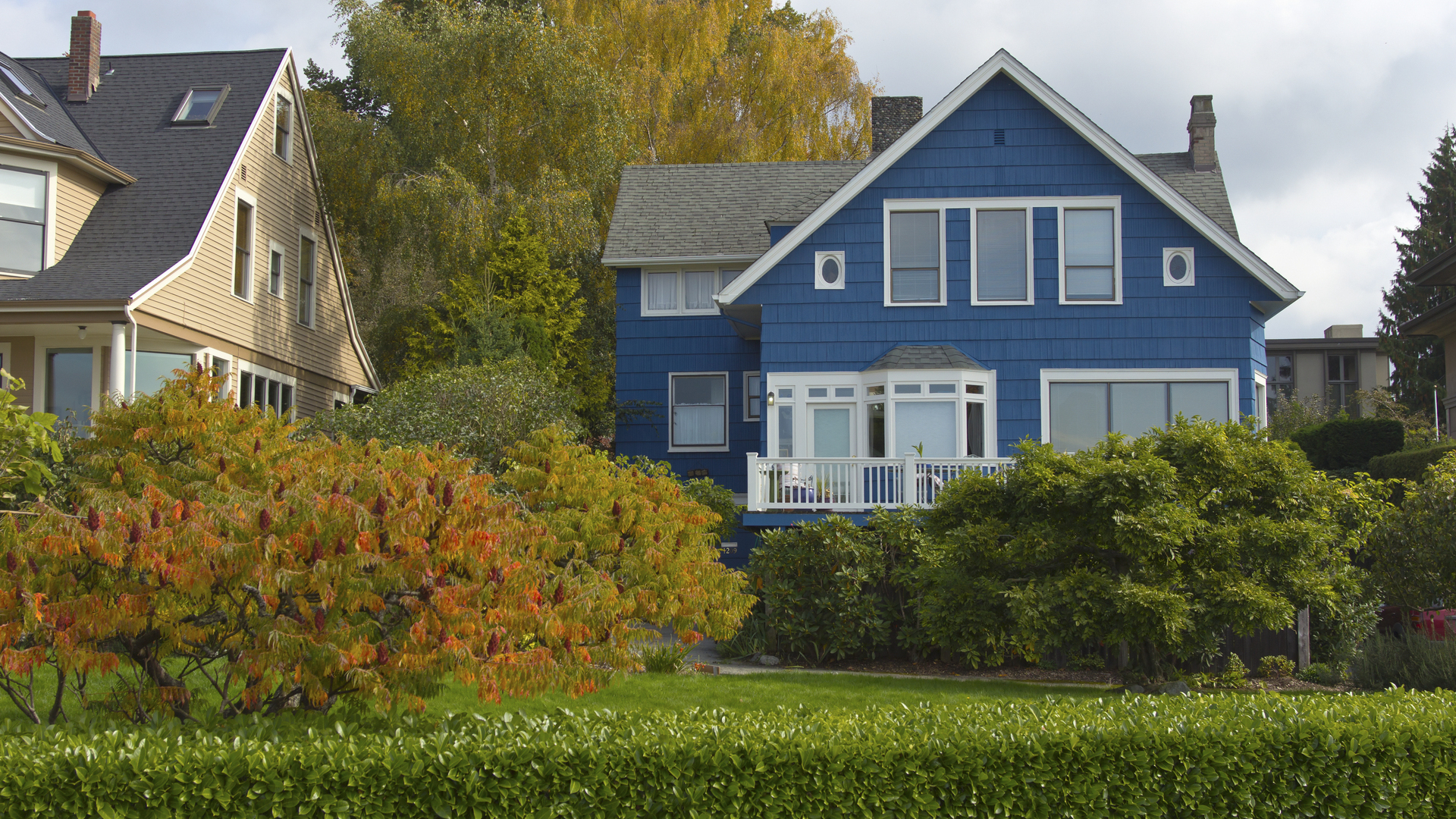 A blue and white home surrounded by landscaping in Yonkers, NY.