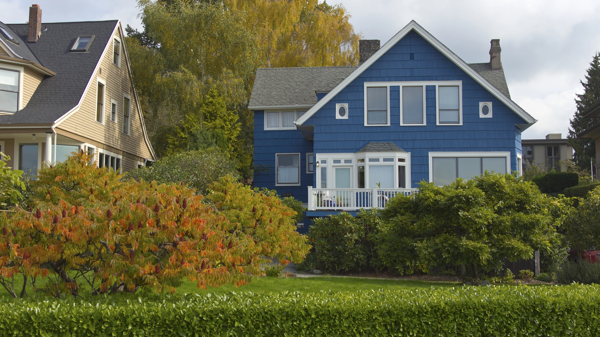 A blue and white home surrounded by landscaping in Yonkers, NY.